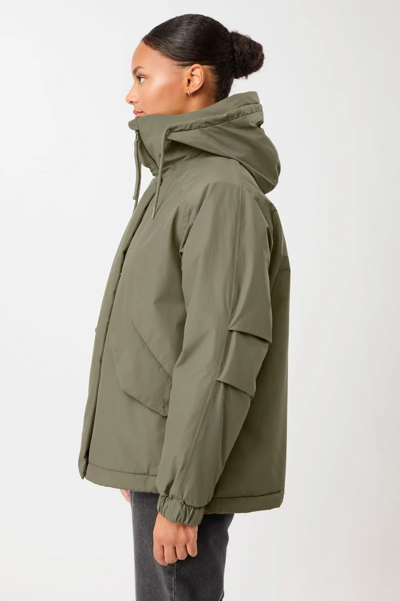 Wattierter Kurzparka in lockerem Volumen (Sencha)
