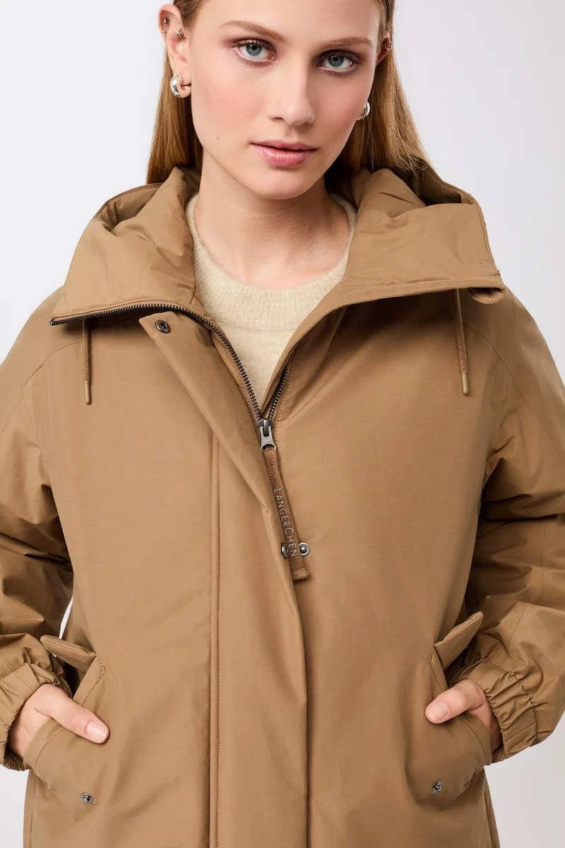 Wattierter Kurzparka in lockerem Volumen (Oak)