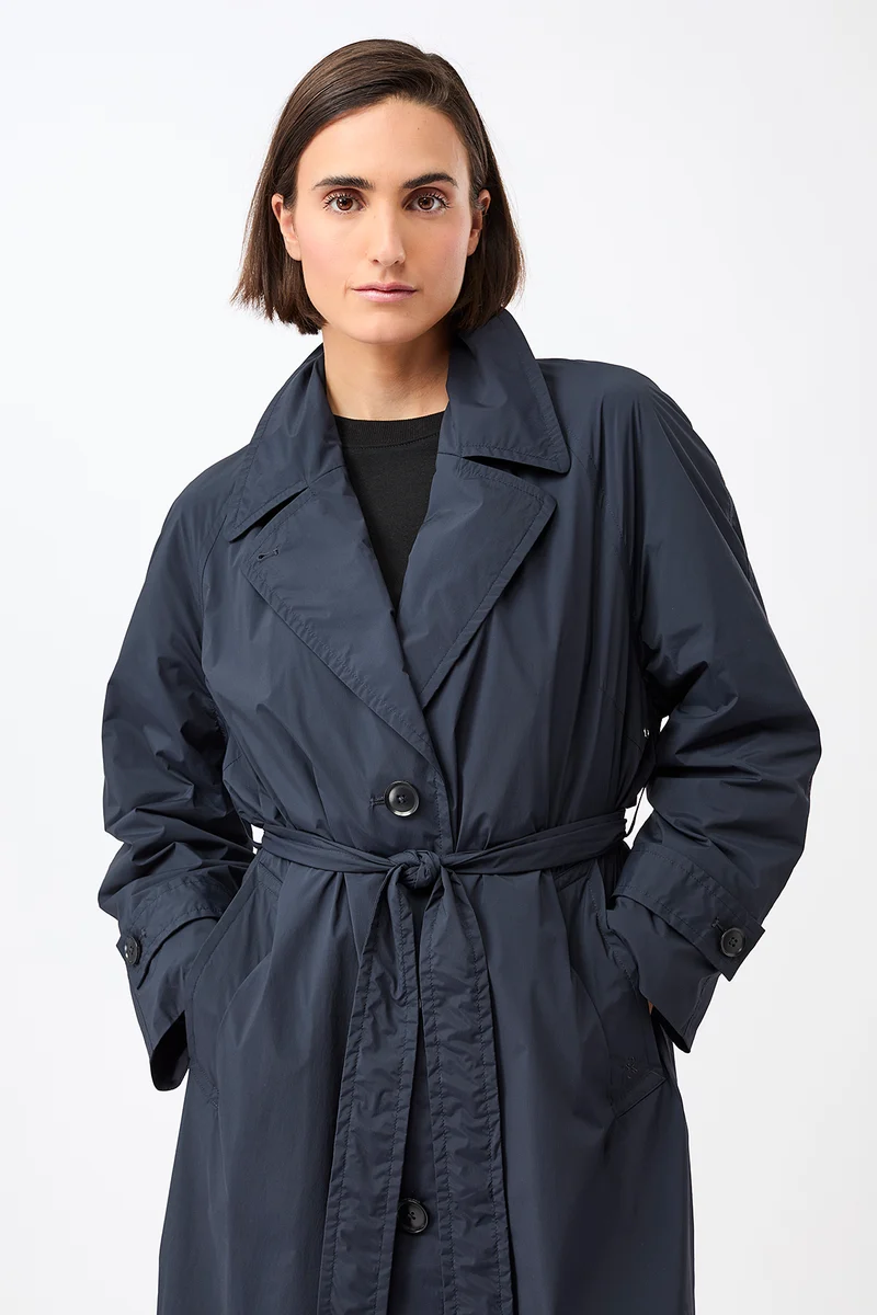 Leichter Trenchcoat, klassisch geschnitten und Raglannaht (Navy)
