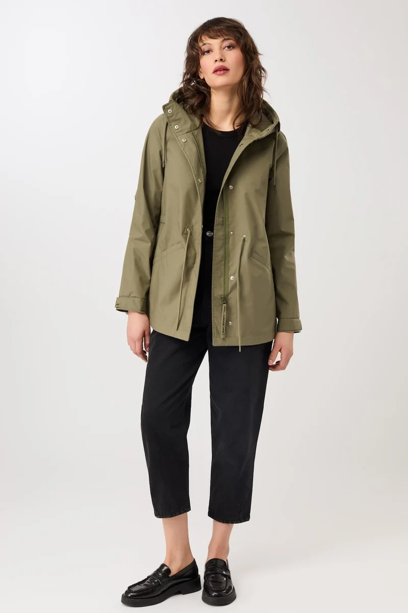 Kurzer Regenparka aus Bio-Baumwolle (Stone Moss)