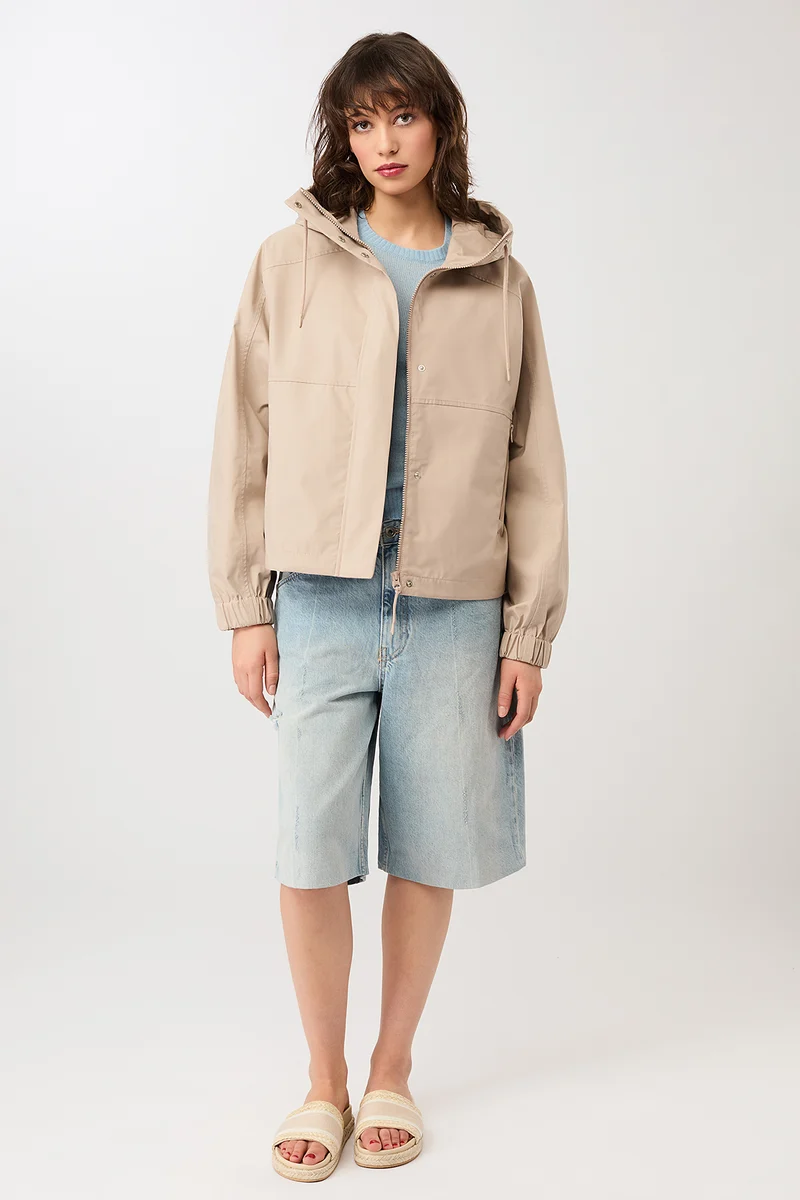 Kurze Regenjacke mit Reissverschlußtasche - (Blush)