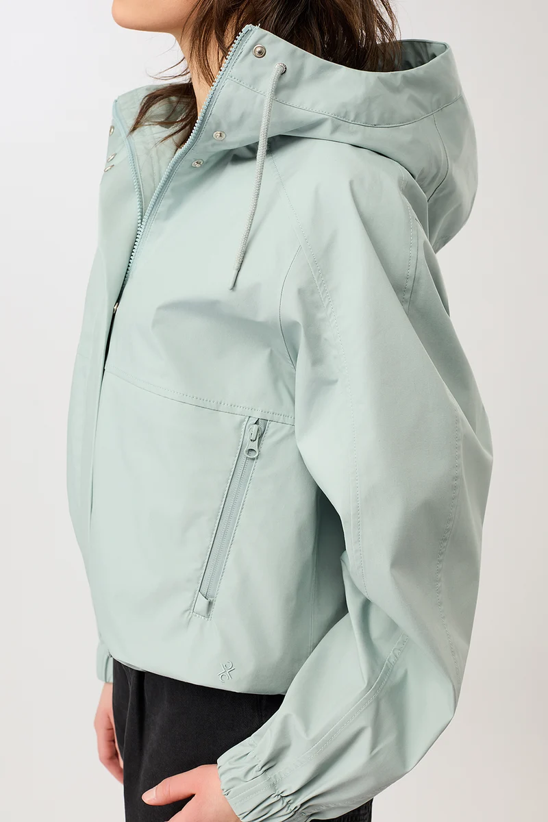 Kurze Regenjacke mit Reissverschlußtasche (Flow)