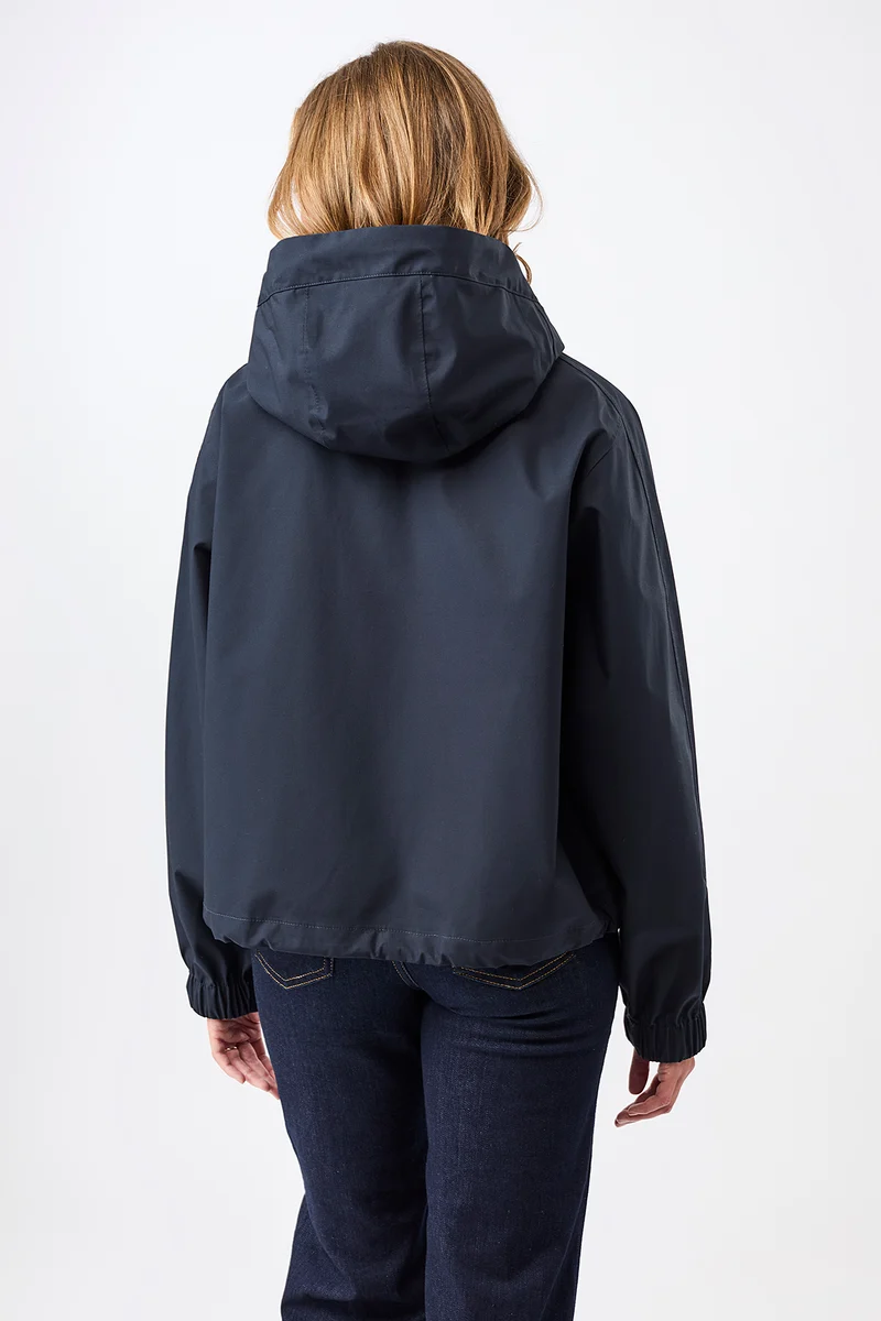 Kurze Regenjacke mit Reissverschlußtasche (Navy)