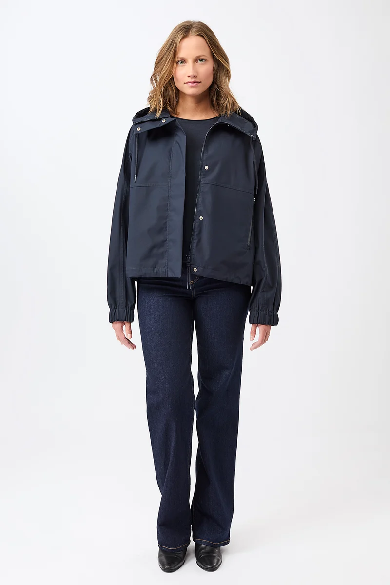 Kurze Regenjacke mit Reissverschlußtasche (Navy)