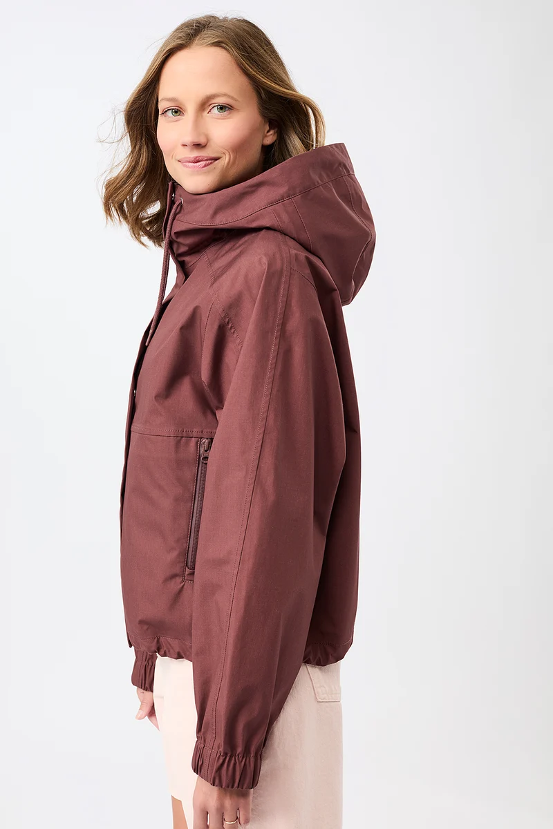 Kurze Regenjacke mit Reissverschlußtasche (Rubywood)