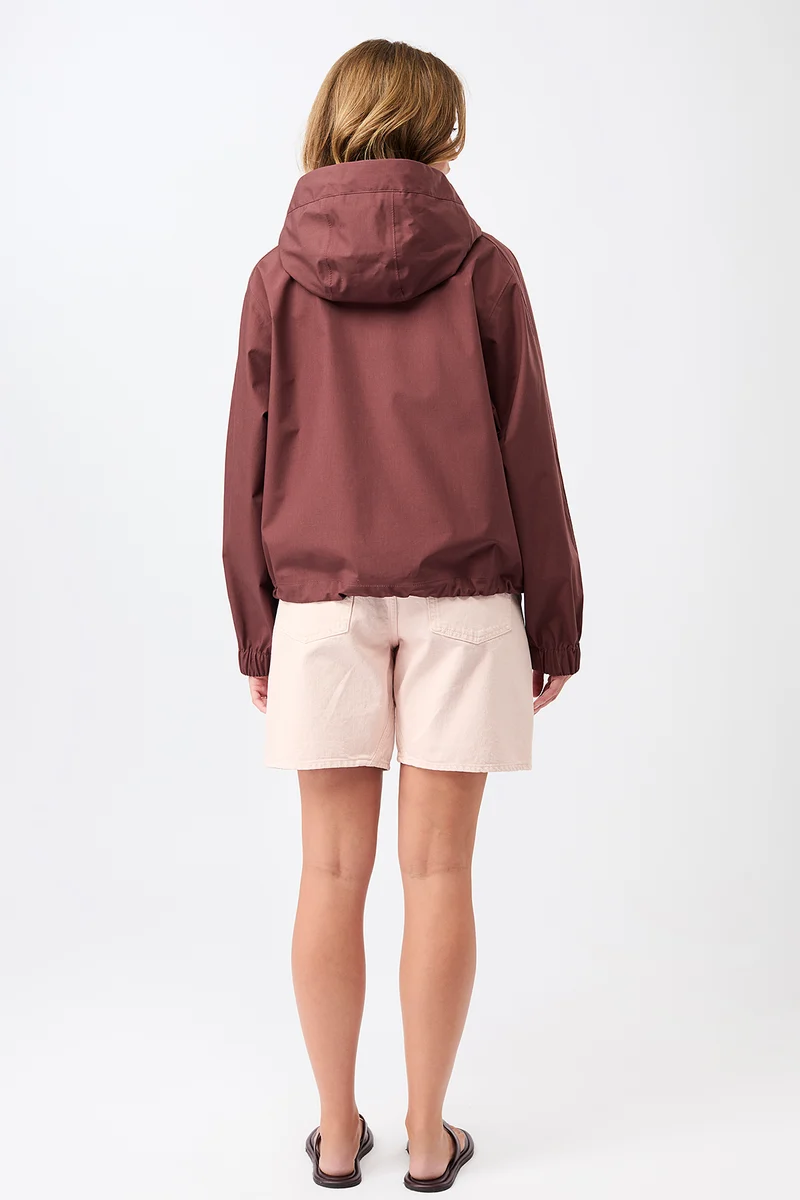 Kurze Regenjacke mit Reissverschlußtasche (Rubywood)