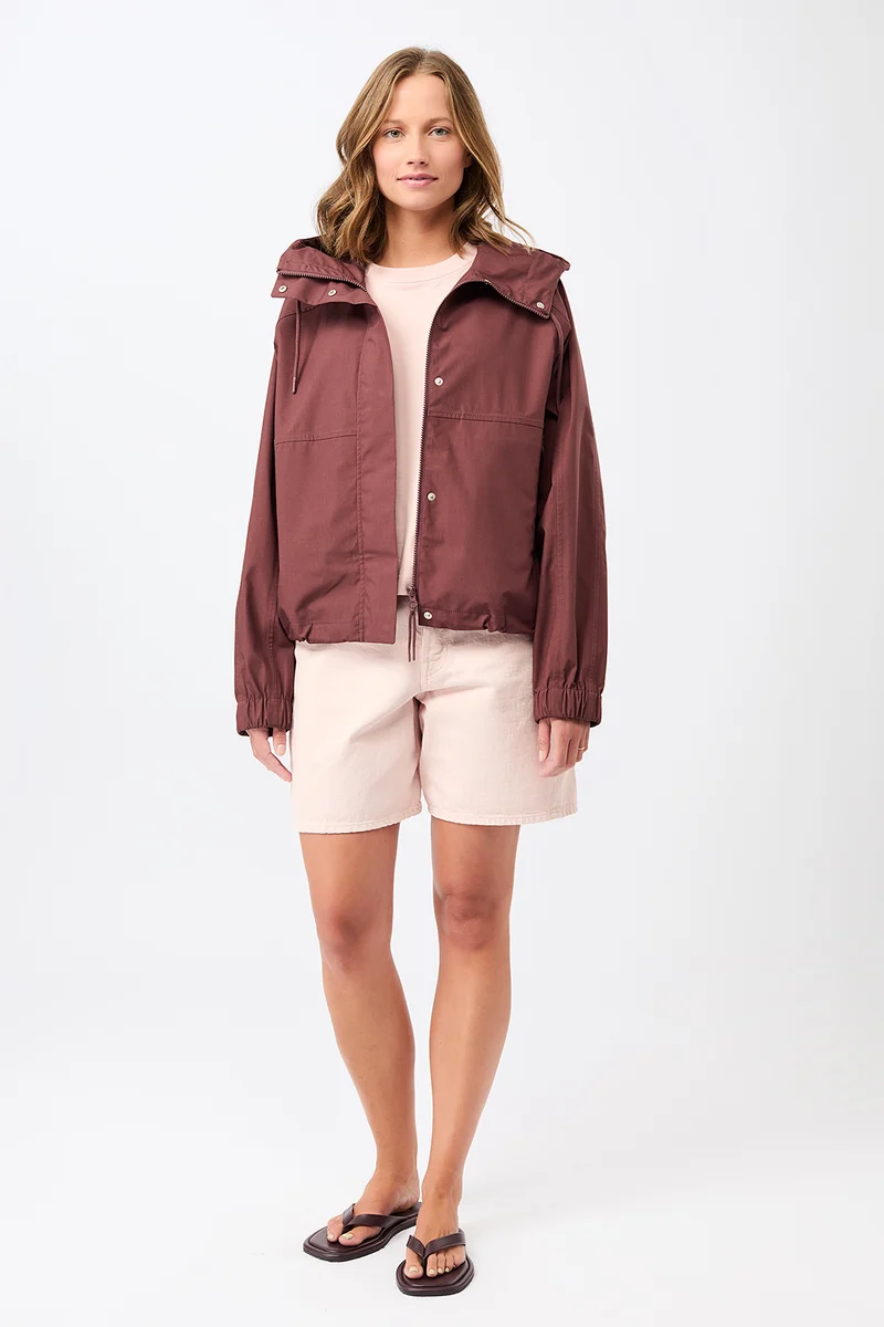 Kurze Regenjacke mit Reissverschlußtasche (Rubywood)
