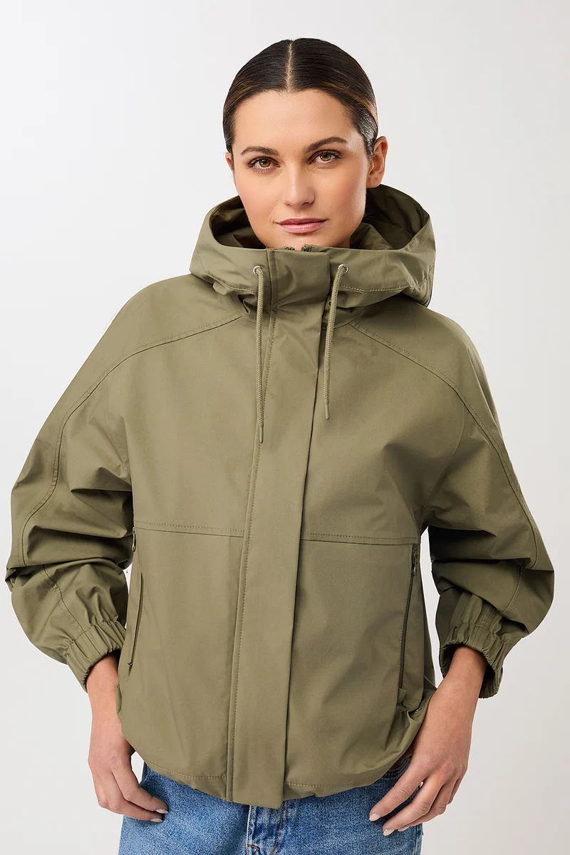 Kurze Regenjacke mit Reissverschlußtasche (Stone Moss)