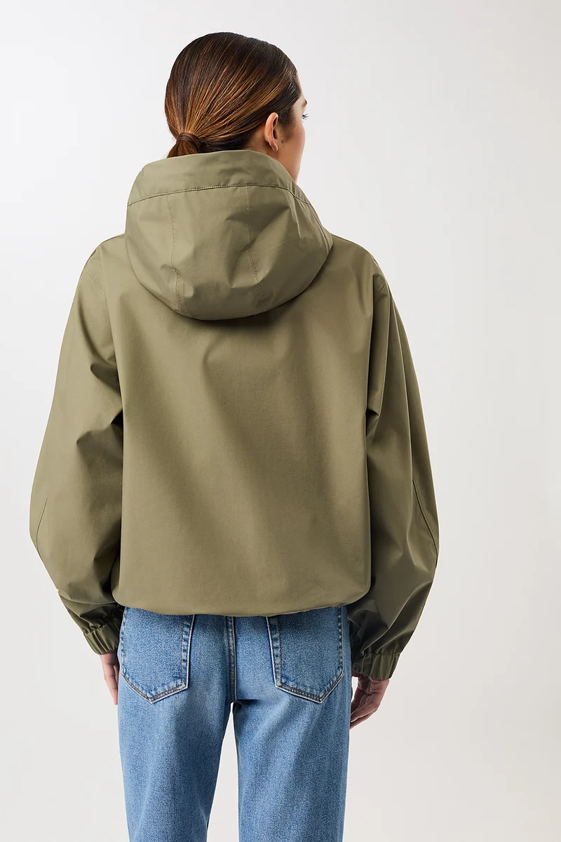 Kurze Regenjacke mit Reissverschlußtasche (Stone Moss)