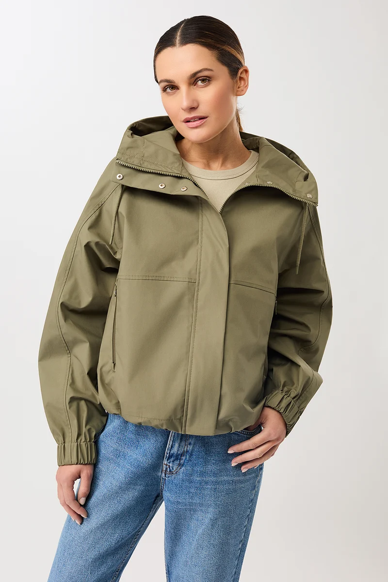 Kurze Regenjacke mit Reissverschlußtasche (Stone Moss)