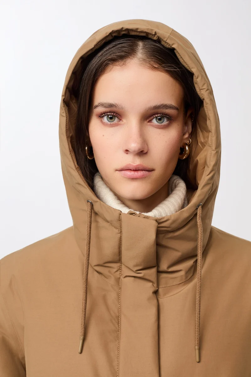 Lange Jacke mit Kapuze und Eco Daune (Oak)