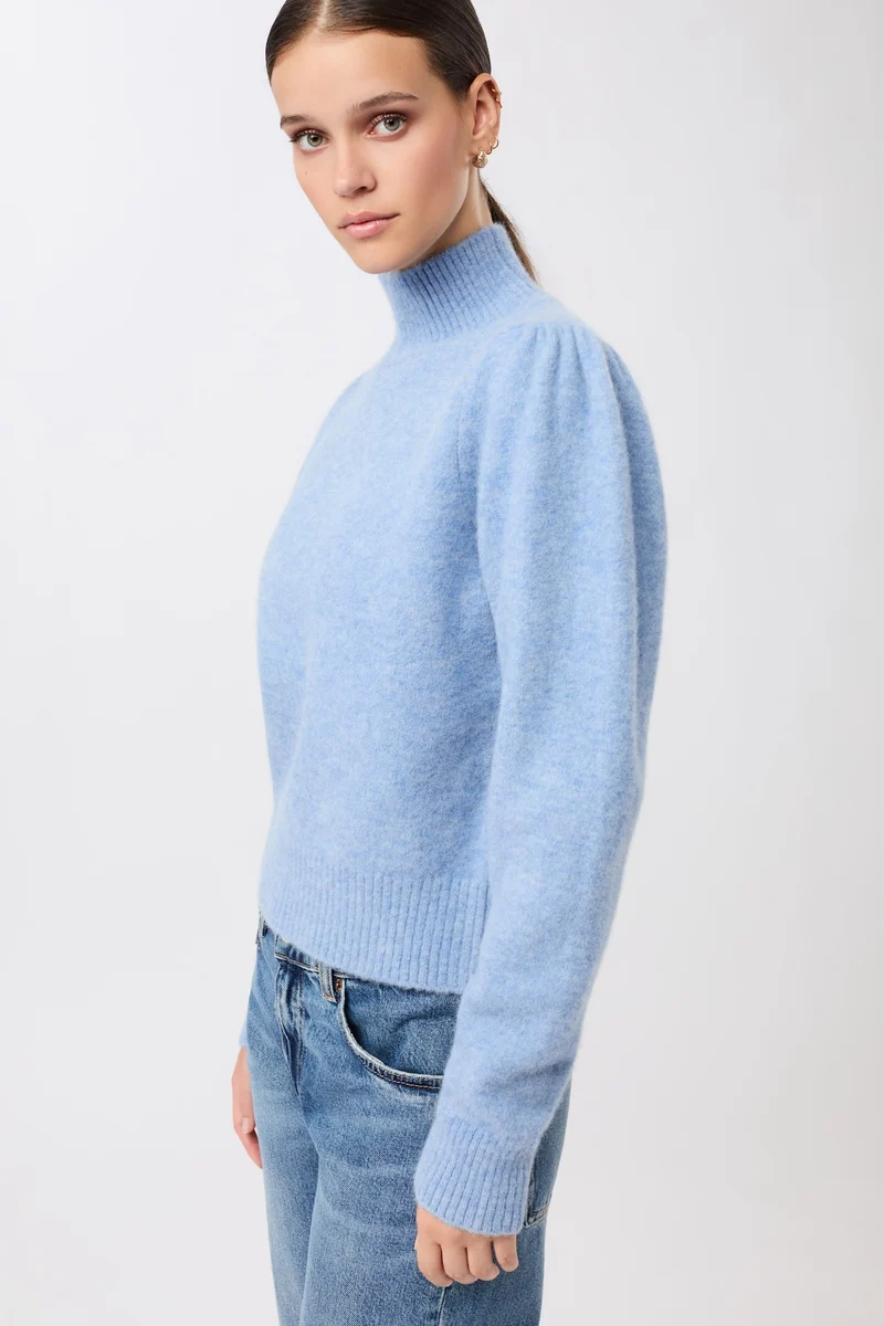 Modischer Stickpullover mit Raffung an Schulter (Sky)