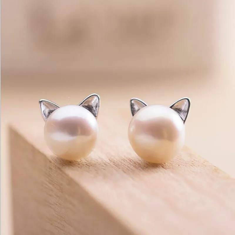 Ohrringe mit Knoten aus Sterlingsilber mit katzenförmiger Perle