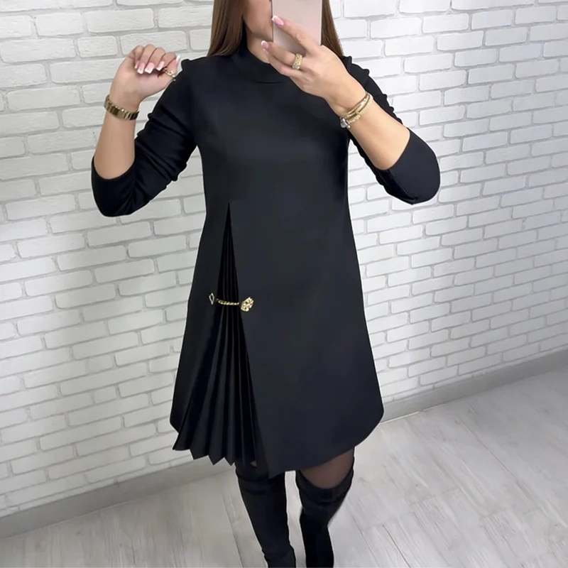 Elegantes A-Linien-Kleid mit Falten-Detail und goldener Kette
