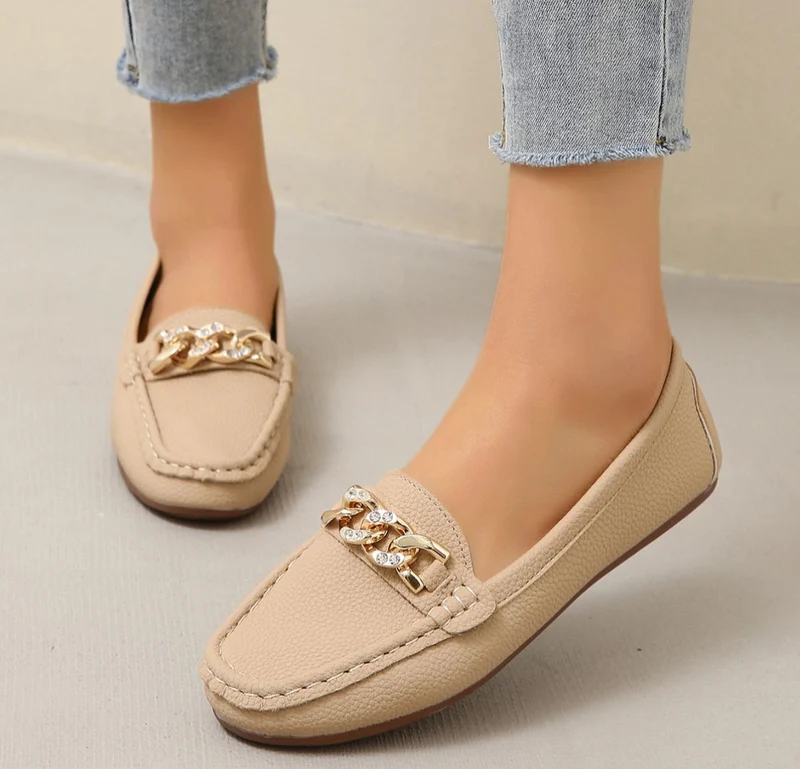 Anja – Stilvolle Damenschuhe mit Kettenverzierung