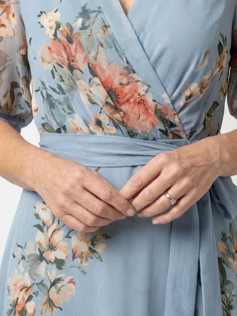 Ingrid – Damenkleid mit Blumenmuster und V-Ausschnitt