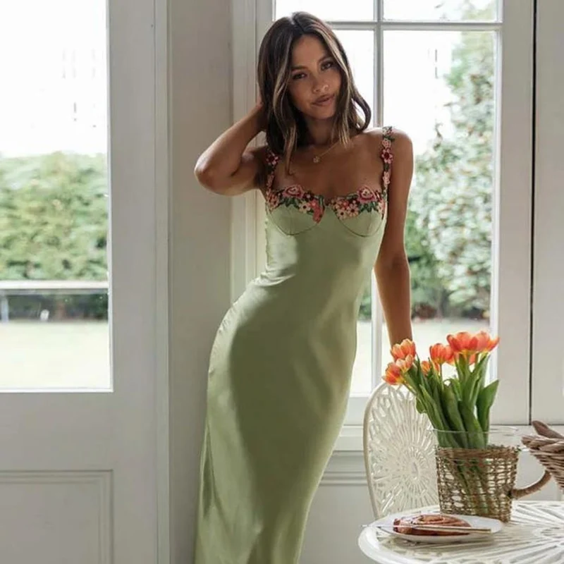 Verena – Damen-Abendkleid aus Satin mit Blumenmuster