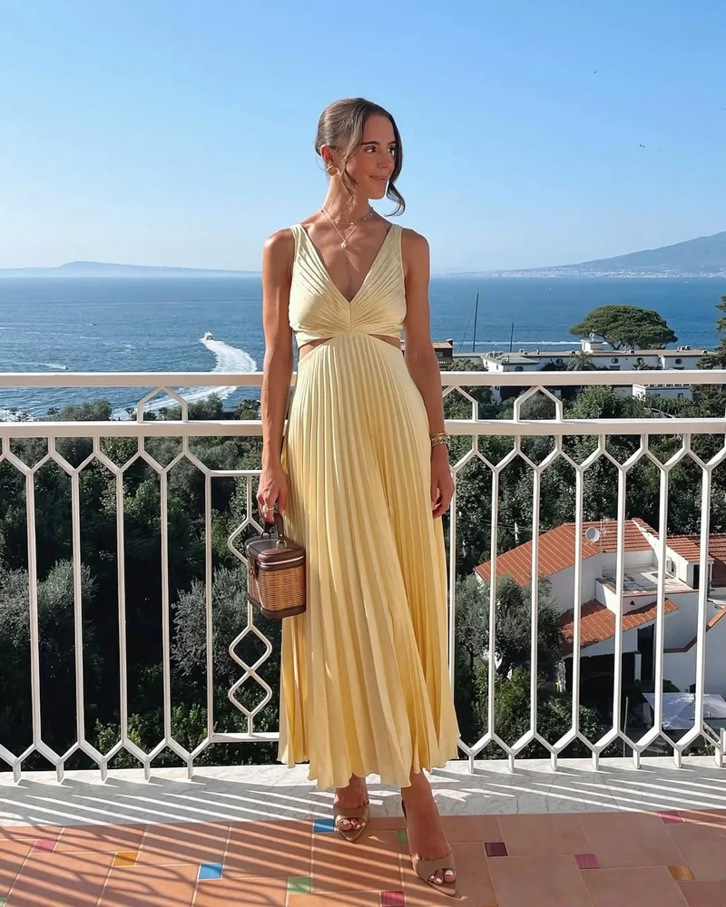 Thea – Maxikleid für Damen mit Falten und Ausschnitt an der Taille