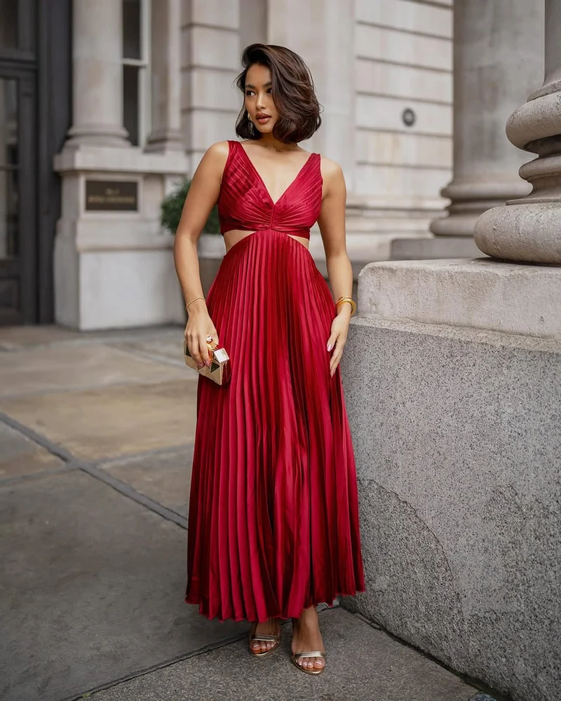 Thea – Maxikleid für Damen mit Falten und Ausschnitt an der Taille