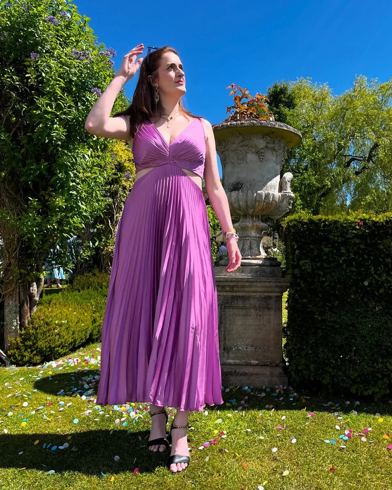 Thea – Maxikleid für Damen mit Falten und Ausschnitt an der Taille