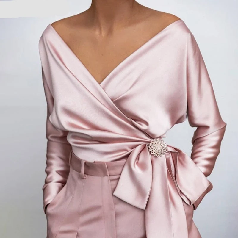 Josefine – Damenbluse aus Satin mit Wickelausschnitt und Bindeband