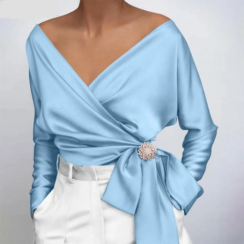 Josefine – Damenbluse aus Satin mit Wickelausschnitt und Bindeband