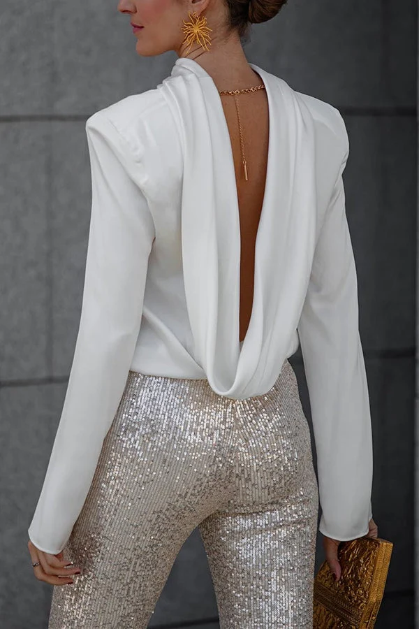 Ava – Elegante, drapierte Damenbluse mit Satinrückseite, Kettenverzierung und Rollkragen