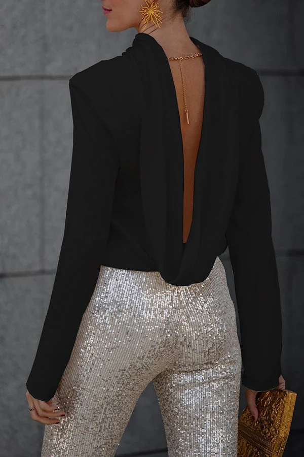 Ava – Elegante, drapierte Damenbluse mit Satinrückseite, Kettenverzierung und Rollkragen
