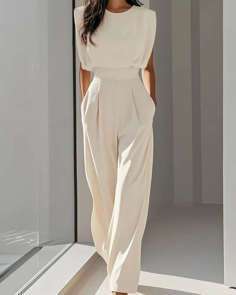 Tessa - Damen Jumpsuit in Off-White mit Rundhalsausschnitt.