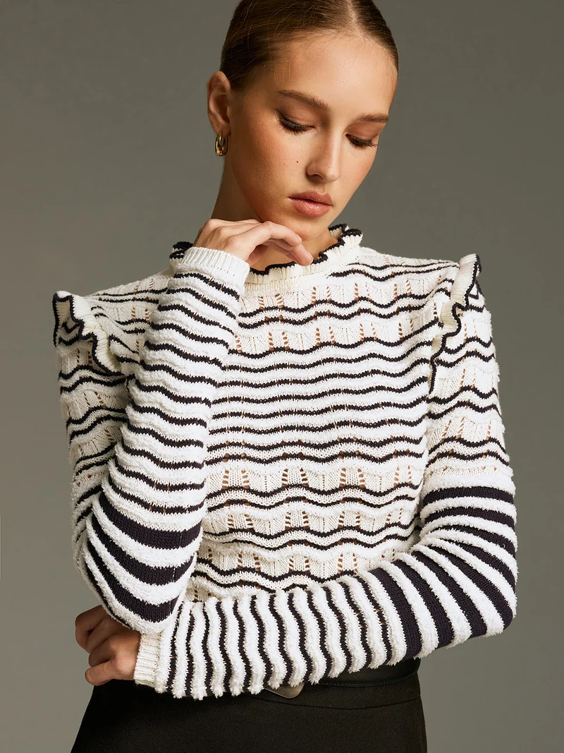 Celina – Gestreiftes, durchbrochenes Strickoberteil mit Rüschen