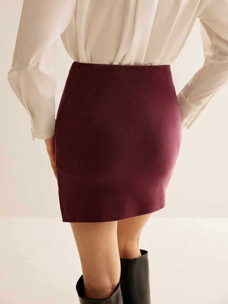 Sigrid - Minimalistischer, schmal geschnittener Pullover und Minirock