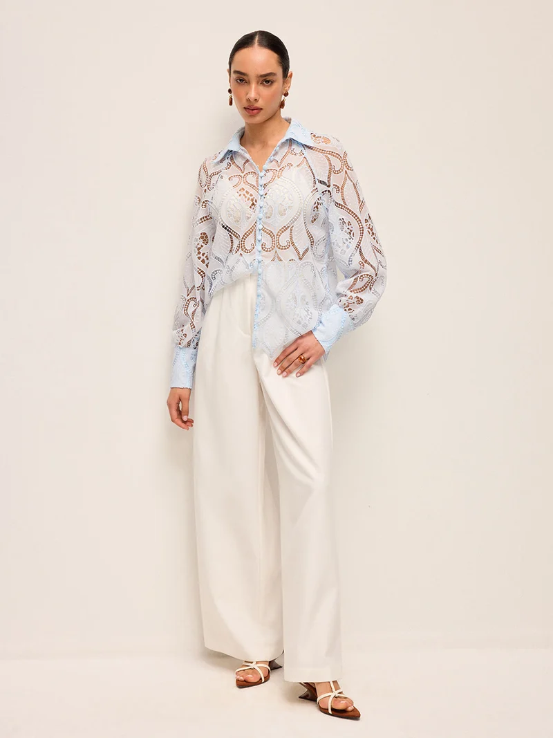 Elvira – Transparente Spitzenbluse mit Stoffknopf