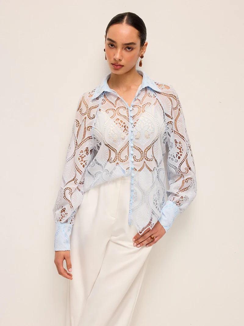 Elvira – Transparente Spitzenbluse mit Stoffknopf