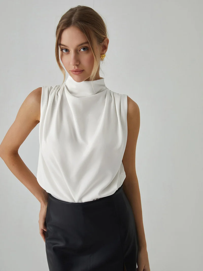 Annika – Plissierte, ärmellose Bluse mit hohem Kragen