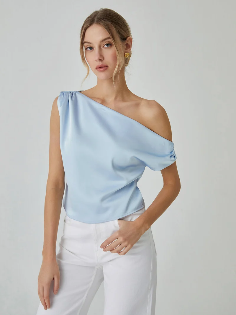 Arwen – Ein-Schulter-Bluse mit geknotetem Ausschnitt