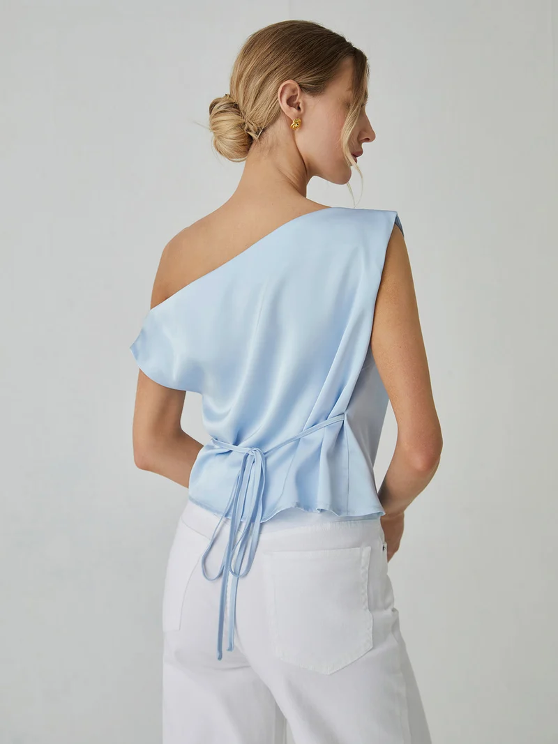 Arwen – Ein-Schulter-Bluse mit geknotetem Ausschnitt