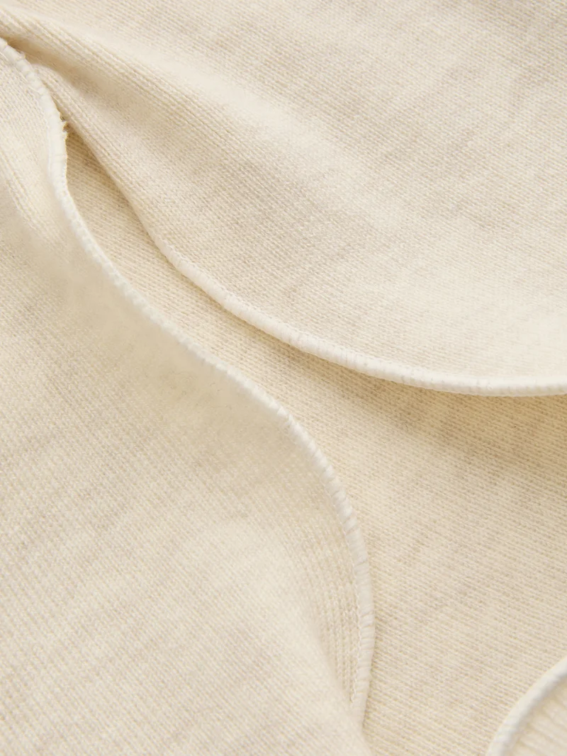 Jessica – Strickoberteil mit 3D-Blumenmuster und gerüschtem Saum