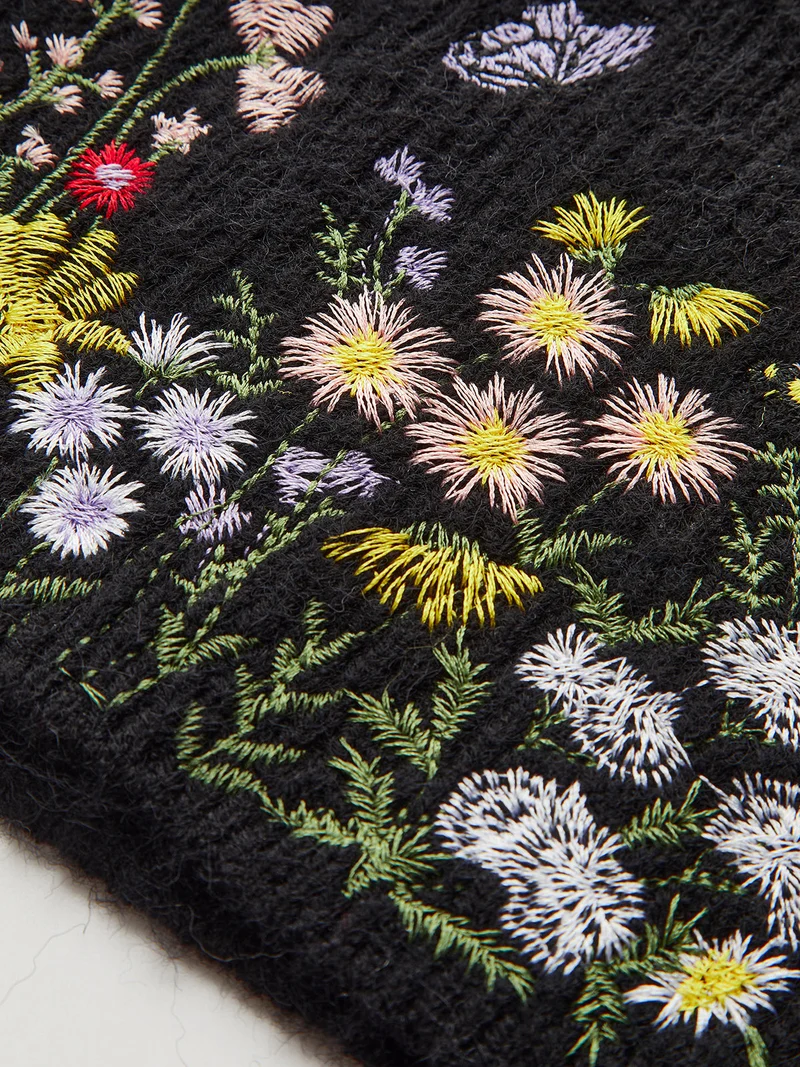 Gina – Strickweste mit Stehkragen und Blumenstickerei
