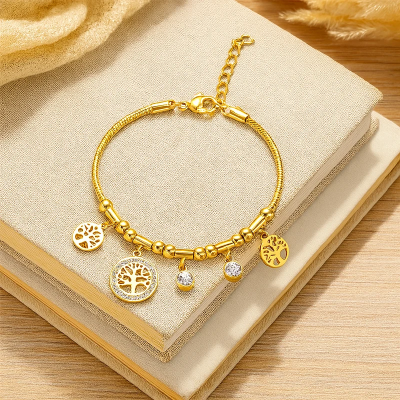 Elegantes goldenes Edelstahlarmband – Hohler Baumanhänger mit synthetischen Zirkonia-Charms