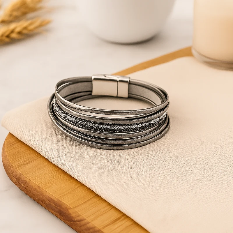 Mehrlagiges Lederarmband für Damen – Roségold mit Perlen und Kristall-Akzenten