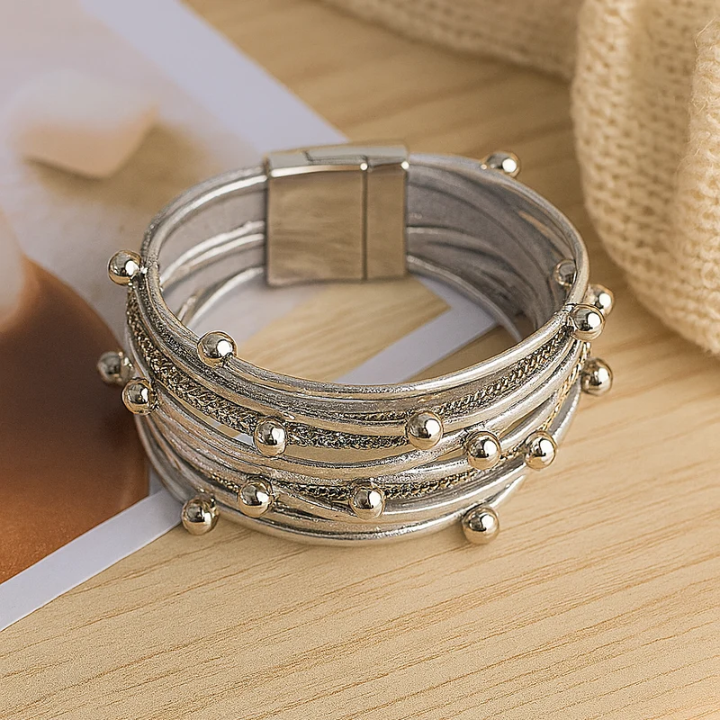Mehrlagiges Lederarmband für Damen – Roségold mit Perlen und Kristall-Akzenten