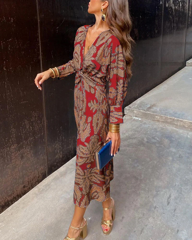 Elegantes Kleid mit langen Ärmeln und floralem Muster