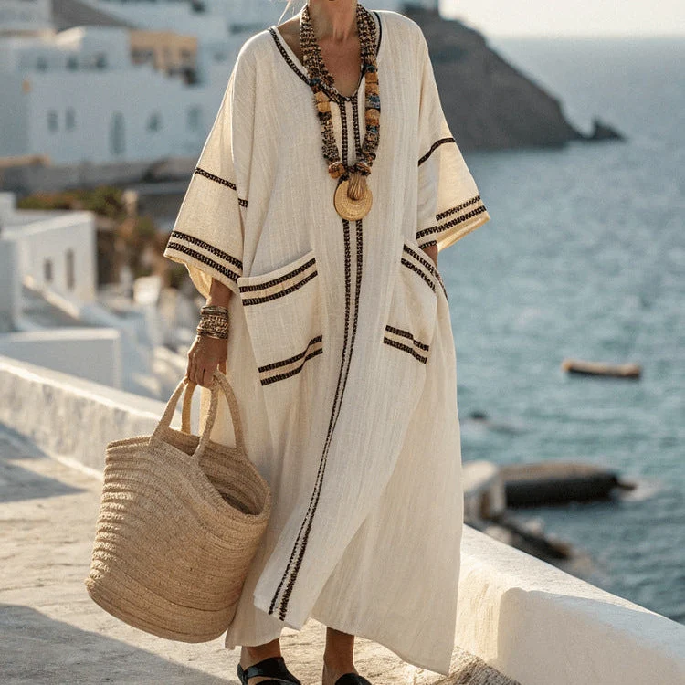 Ein eng Anliegendes, Himmelblaues Kleid mit Boho-Details