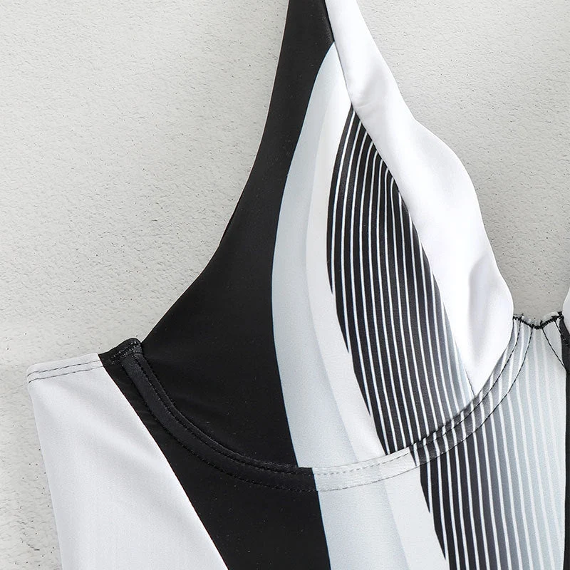Damen Einteiler Badeanzug mit modernem Schnitt und grafischem Design Drune