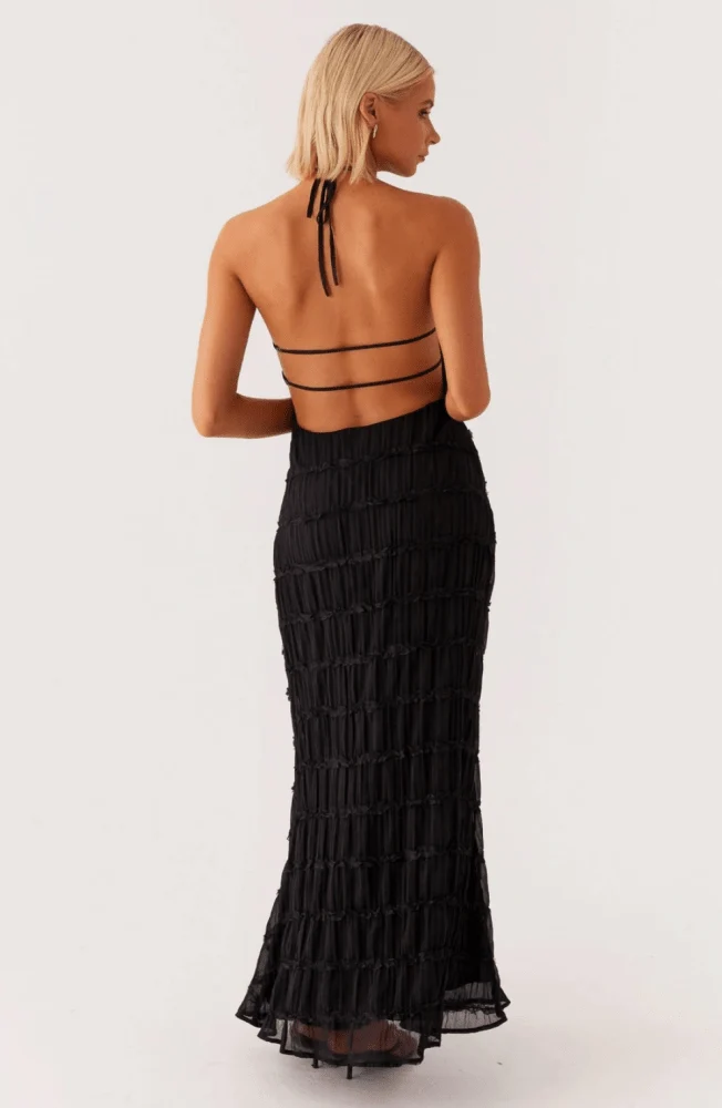 Caroline | Texturiertes Halterneck-Maxikleid