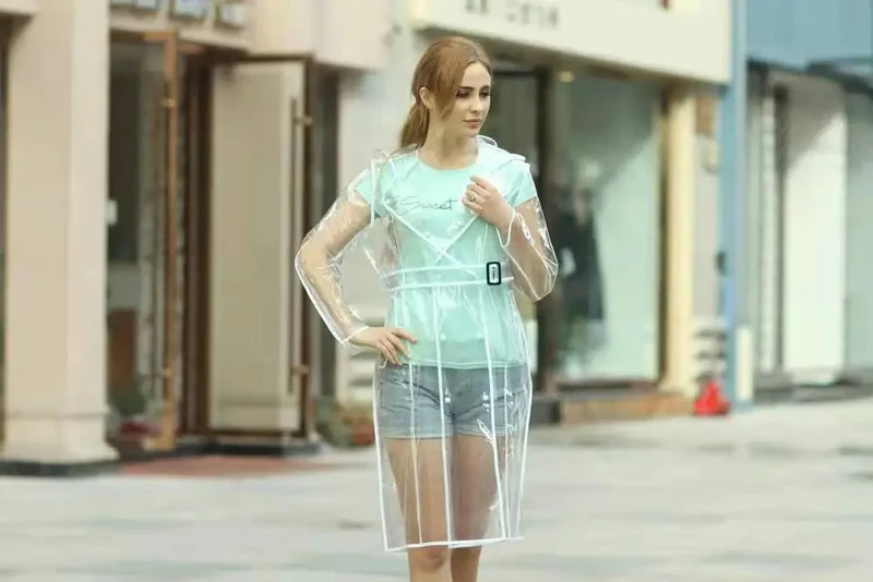 Wasserdichter, transparenter Kunststoff Damen-Regenmantel