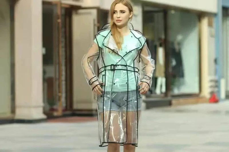 Wasserdichter, transparenter Kunststoff Damen-Regenmantel