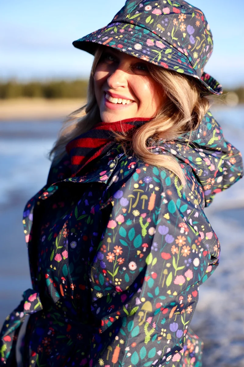 Danefæ Danelisabeth regentrenchcoat dames – Dark Navy Botanical