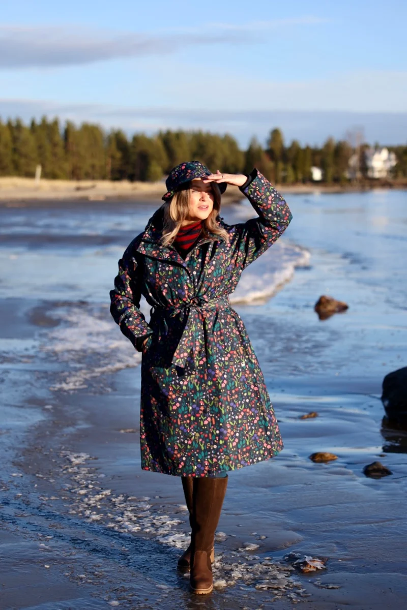 Danefæ Danelisabeth regentrenchcoat dames – Dark Navy Botanical