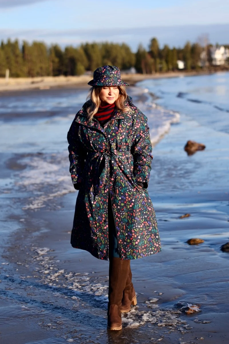 Danefæ Danelisabeth regentrenchcoat dames – Dark Navy Botanical